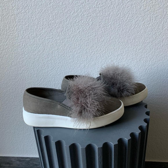 $29🔥Grey sneakers with fur size 8US - Picture 2 of 5